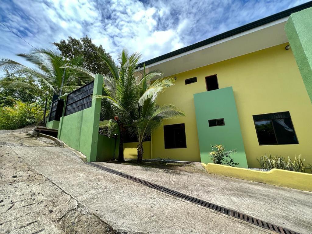 Yellow House Quepos Exteriér fotografie